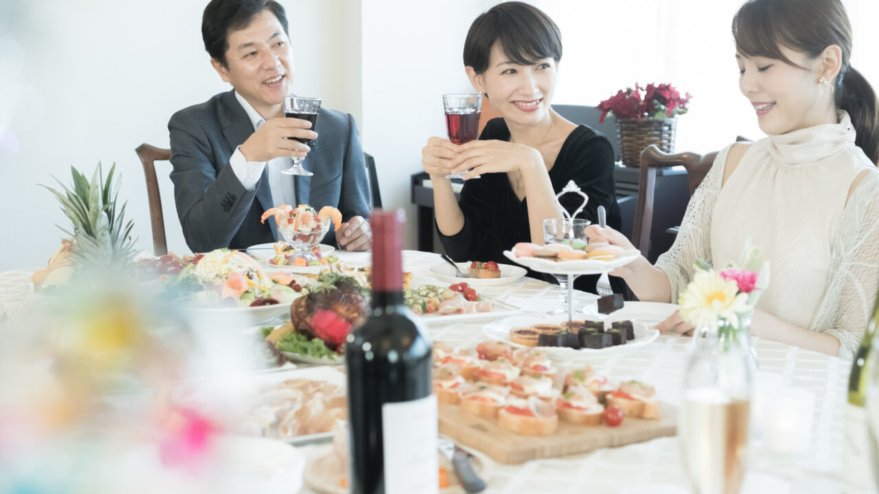 50代からの恋を応援するマッチングアプリ『R50Time』が、8/11(金祝)、8/26(土)に「駅弁交流会」「全国銘菓サロン」を無料開催！のメイン画像