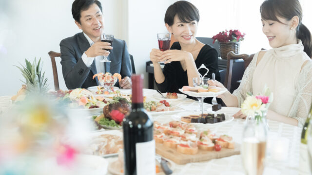 50代からの恋を応援するマッチングアプリ『R50Time』が、8/11(金祝)、8/26(土)に「駅弁交流会」「全国銘菓サロン」を無料開催！のメイン画像