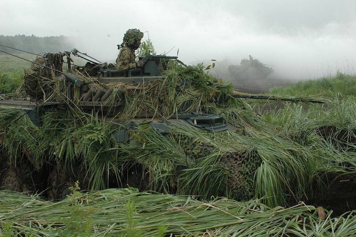 【200号達成】『MAMOR』10月号では忍者学校を開設！？ 「忍び」にこめられた、現代に通じる深い意味とは？のサブ画像2_周辺の草を付けてぎ装する87式偵察警戒車